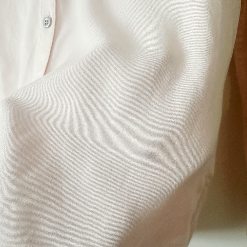 ⛱️ 2/20$ Calvin Klein button up size medium 100% viscose in light pink colour. - Picture 7 of 8